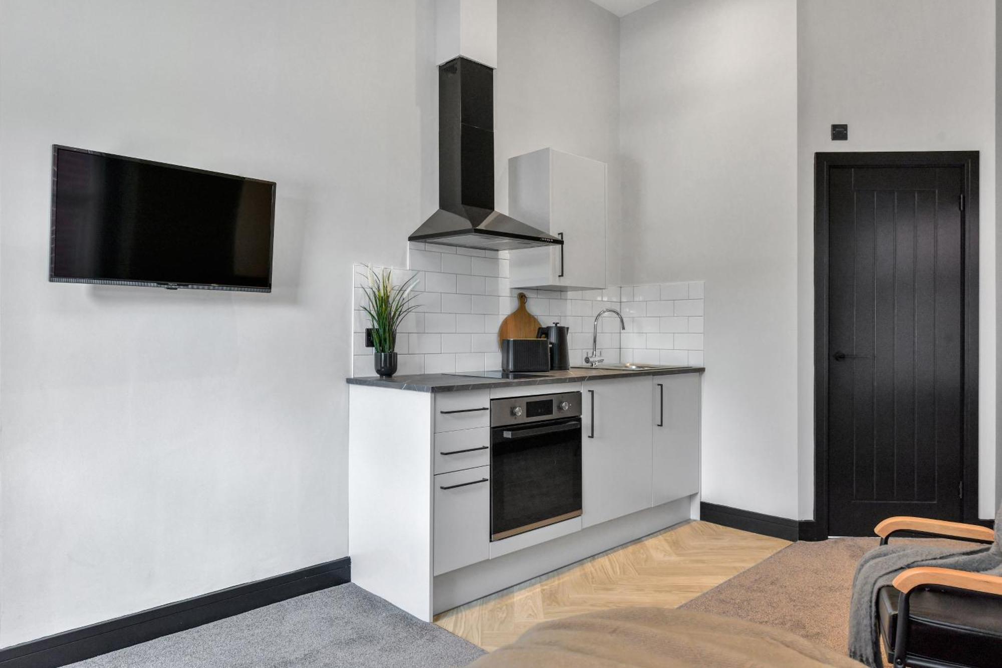 Close To Royal Hospital With Free Parking On-site *