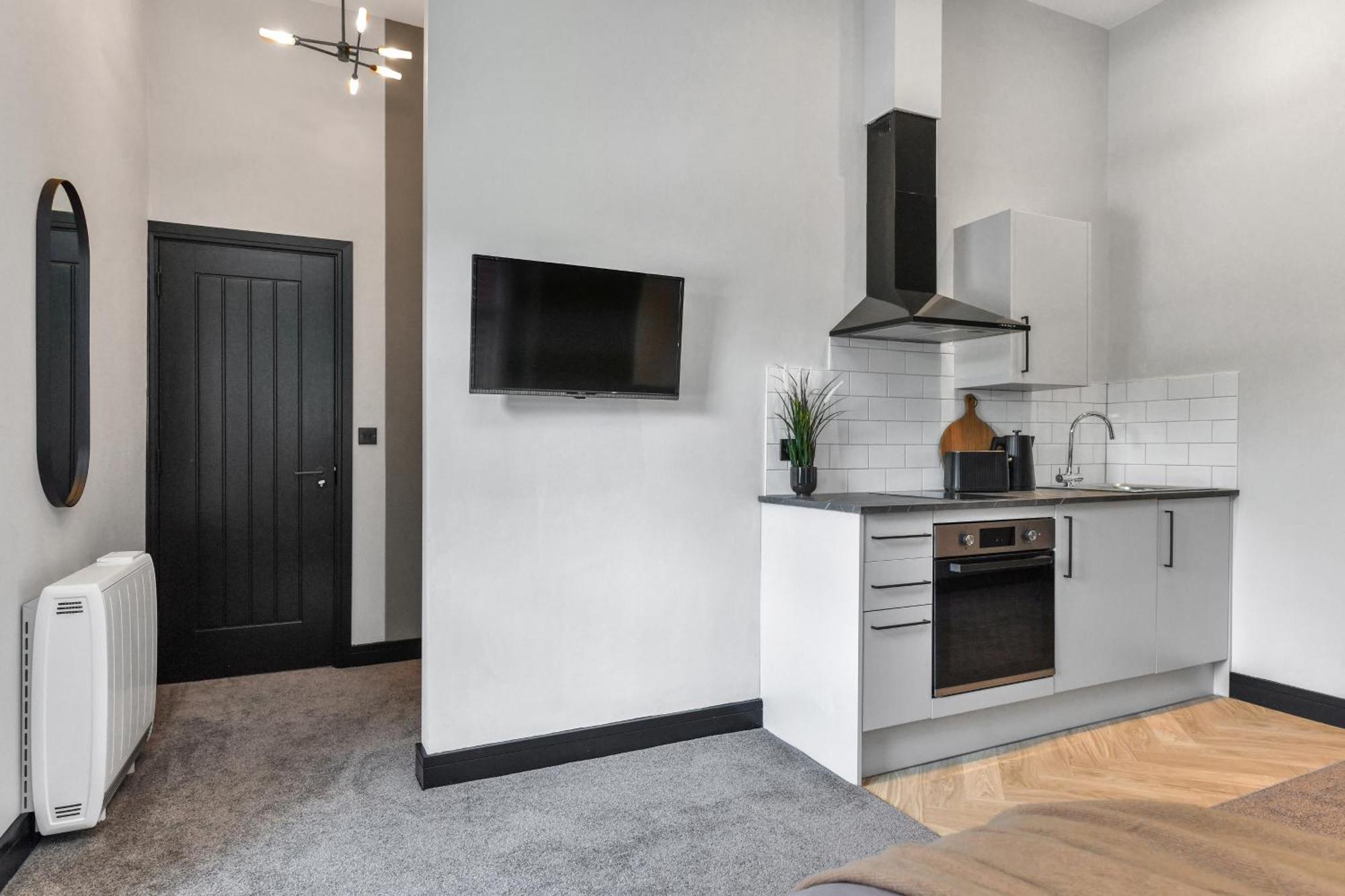 Close To Royal Hospital With Free Parking On-site Apartment *